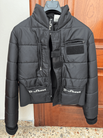 Chaqueta especifica de IPSC como nueva
Se ajusta perfectamente, protege del frío y es muy cómoda, confortable 02