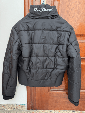 Chaqueta especifica de IPSC como nueva
Se ajusta perfectamente, protege del frío y es muy cómoda, confortable 01