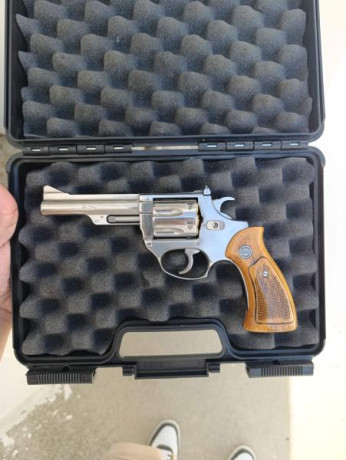 Se vende revolver Astra  ( 38 Special) edición Inox de 4 pulgadas en perfectas condiciones, se puede ver 00