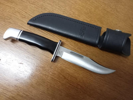 Se vende este lote de tres clásicos.
- Buck 119 T, hoja de 15 cm
-Taramundi inox, en asta, con funda de 00