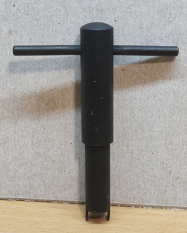 Buenos Dias, pongo a la venta esta llave para regular el punto de mira de los CETME, completamente nueva, 00