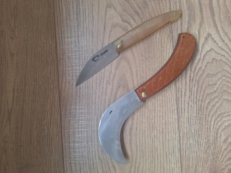*SE VENDE:* 

Pareja de navajas artesanales *Mirralles MURO* .
El trinxet con mango de madera y la otra 01