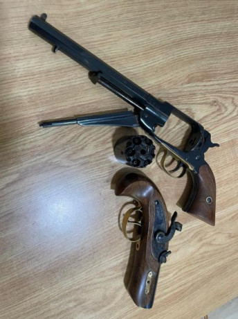 - Revólver Remington 1858 Santa Bárbara, cal 44, funcionando correctamente, no nuevo pero en buen estado. 00
