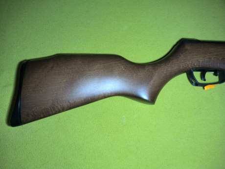 Carabina de aire comprimido Gamo 400 4,5mm nueva a estrenar comprada en lote de cierre de armería.

Precio 02