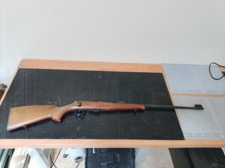 Estupendamente conservada, es un arma de una belleza tremenda. Viene con miras abiertas metálicas y alza 02