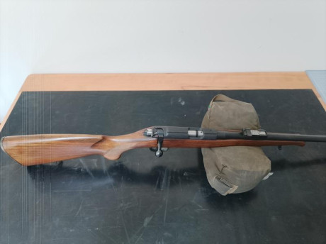 Estupendamente conservada, es un arma de una belleza tremenda. Viene con miras abiertas metálicas y alza 00