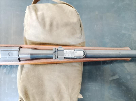 Estupendamente conservada, es un arma de una belleza tremenda. Viene con miras abiertas metálicas y alza 12