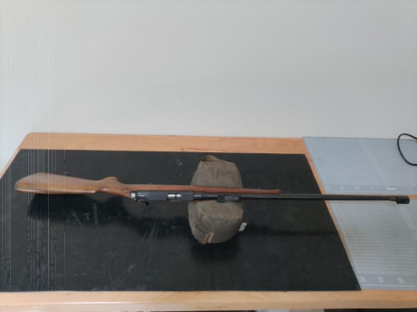 Estupendamente conservada, es un arma de una belleza tremenda. Viene con miras abiertas metálicas y alza 11