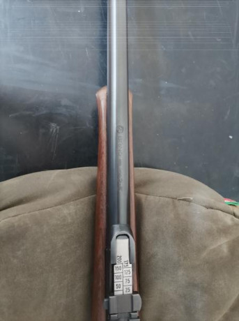 Estupendamente conservada, es un arma de una belleza tremenda. Viene con miras abiertas metálicas y alza 10