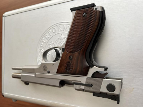 Vendo Smith Wesson 952 9mm del Performance Center. Comprada nueva por mi, tiene unos 1500 tiros de municion 11