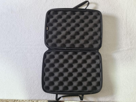 Se vende funda rigida de Pistola con medidas 30x21x6,5 cm. Precio 5 euros. Tlf.607609326 00