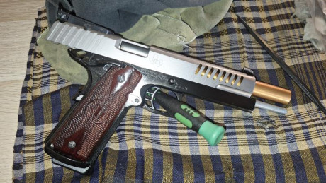 Se vende STI TARGET MÁSTER,  customizada por Masip. 
Está en un estado impecable, y con el disparador 00