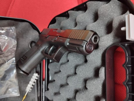 Buenas tardes. Vendo pistola de 9mm, Glock 19 5ª generación comprada nueva el mes pasado y usada sólo 02