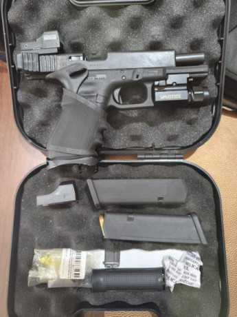 Se vende Glock 17 poco uso comprada y tuneada por capricho
Precio 550€ lo que se ve en las fotos 01