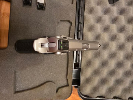 Vendo pistola 9 mm modelo 6906 con poco uso, tiene dos cargadores y su caja 350€ 02