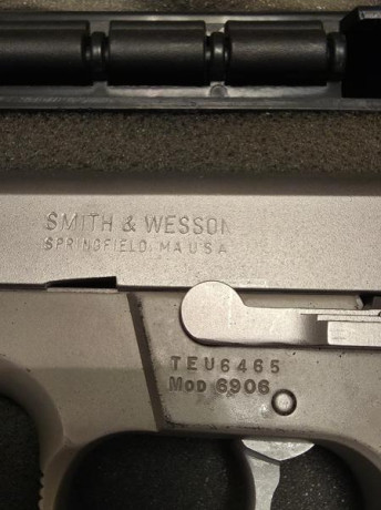 Vendo pistola 9 mm modelo 6906 con poco uso, tiene dos cargadores y su caja 350€ 00