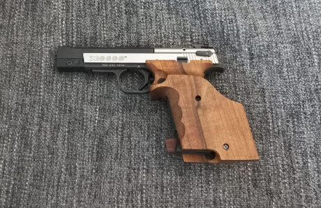 Vendo pistola Hammerli X-ESSE Short, calibre 22 LR, cañón de 115 mm., con cacha original y cacha Nill, 02