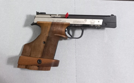 Vendo pistola Hammerli X-ESSE Short, calibre 22 LR, cañón de 115 mm., con cacha original y cacha Nill, 01