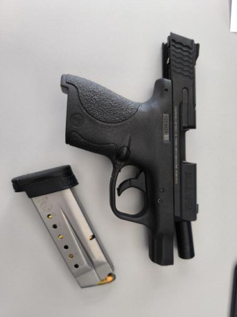 VENDO PISTOLA M&P 9 SHIELD IMPECABLE SOLO SE PROBO CUANDO SE ESTRENO, PISTOLA DE UN COMPAÑERO GUIADA 00