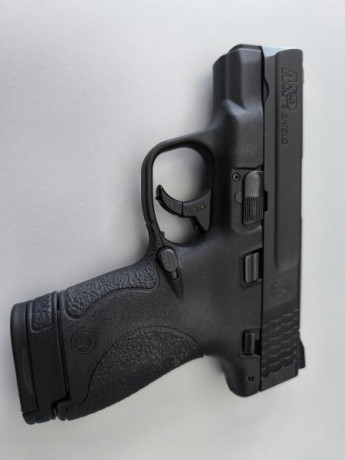 VENDO PISTOLA M&P 9 SHIELD IMPECABLE SOLO SE PROBO CUANDO SE ESTRENO, PISTOLA DE UN COMPAÑERO GUIADA 20