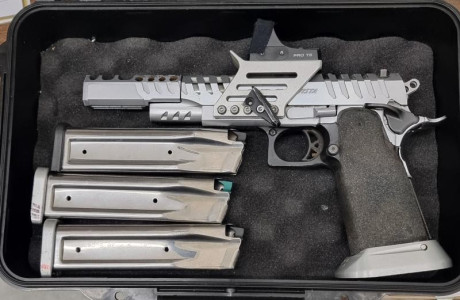Vendo pistola SPS vista star calibre 9x21, muy buen estado, con cuatro cargadores, soporte visor, visor 00