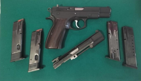 Se vende CZ 75 + kit del 22Lr.
Utilizada en precisión. 
Afinada por armero, con todo el conjunto de muelles 00