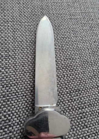 Cuchillo de gravedad de la Luftwaffe, modelo 1, pieza muy díficil de conseguir en España.
Pieza original.
Está 11