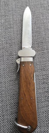 Cuchillo de gravedad de la Luftwaffe, modelo 1, pieza muy díficil de conseguir en España.
Pieza original.
Está 10