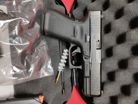 Vendo una Glock 19 de 5ª gen. Comprada nueva el mes pasado, usada sólo una vez. La vendo porque no me 01