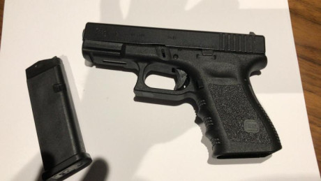 SE VENDE GLOCK 19 - 9MM -
SE ENCUENTRA EN MADRID - 
PERFECTRO ESTADO - SIN USO - 
GUIADA EN F - 
PRECIO 01