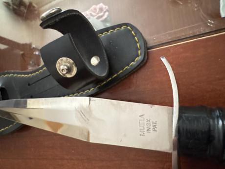 Vendo este cuchillo/abre cartas en buen estado. Sin filo, con su funda. Copia de cuchillo de combate/trinchera. 01