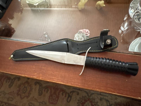 Vendo este cuchillo/abre cartas en buen estado. Sin filo, con su funda. Copia de cuchillo de combate/trinchera. 00