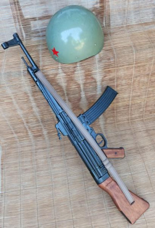 Se vende lote compuesto de; 

-Réplica de la marca española DENIX del fusil de asalto alemán Stgr 1944 01
