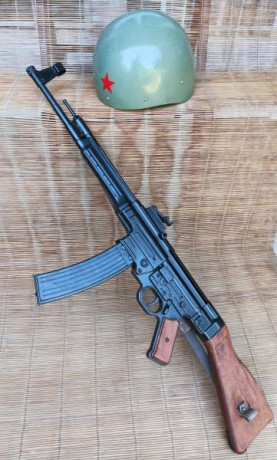 Se vende lote compuesto de; 

-Réplica de la marca española DENIX del fusil de asalto alemán Stgr 1944 00