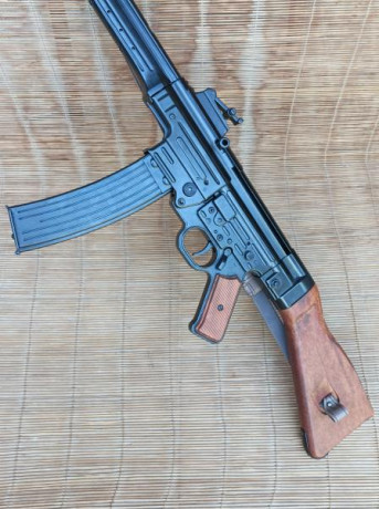Se vende lote compuesto de; 

-Réplica de la marca española DENIX del fusil de asalto alemán Stgr 1944 11