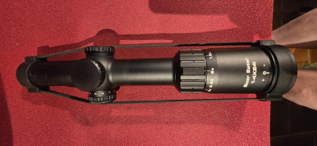 Vendo este visor, solo montado al rifle, no ha salido a cazar aún. Ideal para batidas, retícula 4 iluminada, 10