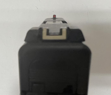 Glock 26 Gen 3. Se incluye 3 cargadores (dos de 10+ 2 y uno de 10), punto de mira de fibra roja, una funda 00