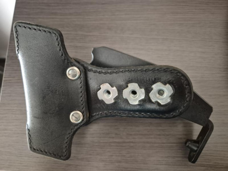 Vendo funda Sickinger IPSC extracción rápida, para STI/SVI/SPS/2011/ usada pero en buen estado y dos cargadores 10