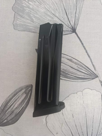 Se vende cargador de 15 tiros original de HK sfp9 01