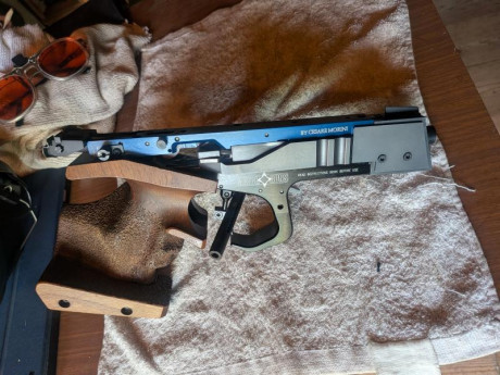 Buenas tardes, vendo pistola Mach Gun  MG 2,  cal 22 lr.,con su maletín original y sus dos cargadores, 02