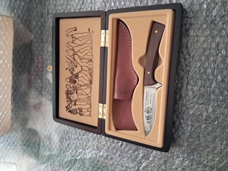 En venta cuchillo Aitor Pampero V Centenario.
En caja de presentación.
 20260509_124837.jpg 
 20260509_124825.jpg 00