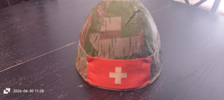 Casco y cartucheras suizas. Casco 30 euros, cartucheras 40, estan en Madrid, envio por parte del comprador 01