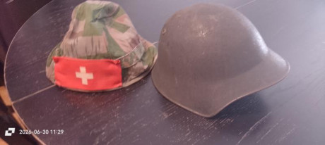Casco y cartucheras suizas. Casco 30 euros, cartucheras 40, estan en Madrid, envio por parte del comprador 12