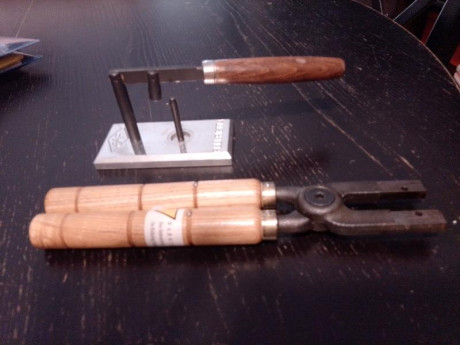 Tenazas de turquesa y cargador de tambores, 30 euros cada uno, estan en Madrid, envio por cuenta del comprador. 00