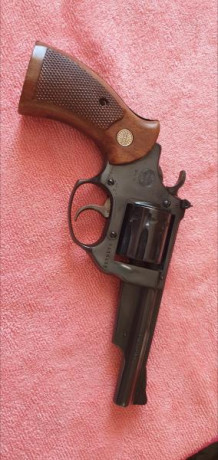 Vendo Revolver Astra cal. 22Lr cañon 5" Modelo Match, capacidad 8. Guiado en F. Interesados tel.636111985 00