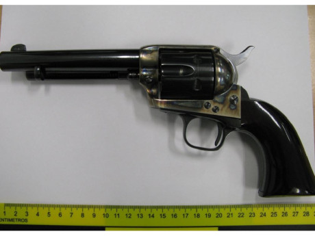 Un compañero vende un revolver colt cattleman 1870 en calibre 357, está como nuevo, solo probado, deja 01