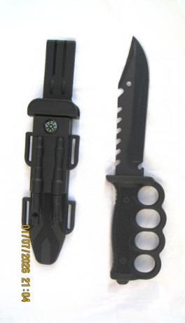 VENDO .. para complementar la colección de cuchillería militar:

  --  COPIA/REPLICA, CUHILLO MILITAR 11