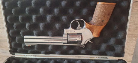 Buenos días.

Pongo a la venta este magnífico Smith & Wesson 686-4, un modelo apreciado tanto por 00