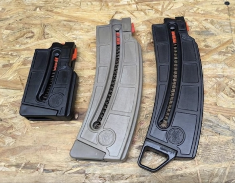Vendo material para la carabina de Smith & Wesson M&P15-22:   

Cargadores: cortos 35 euros. Largos 00