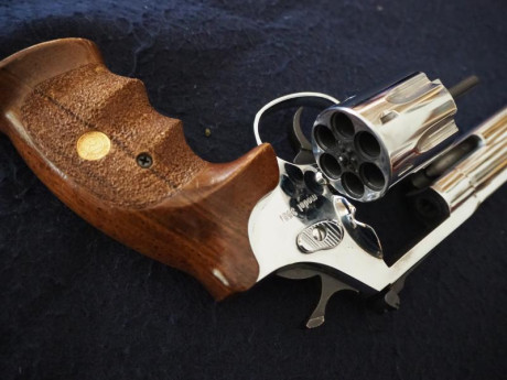Un compañero de tiro vende, por edad avanzada, un revólver de fabricación checa marca  Alfa-Proj .
Calibre 10